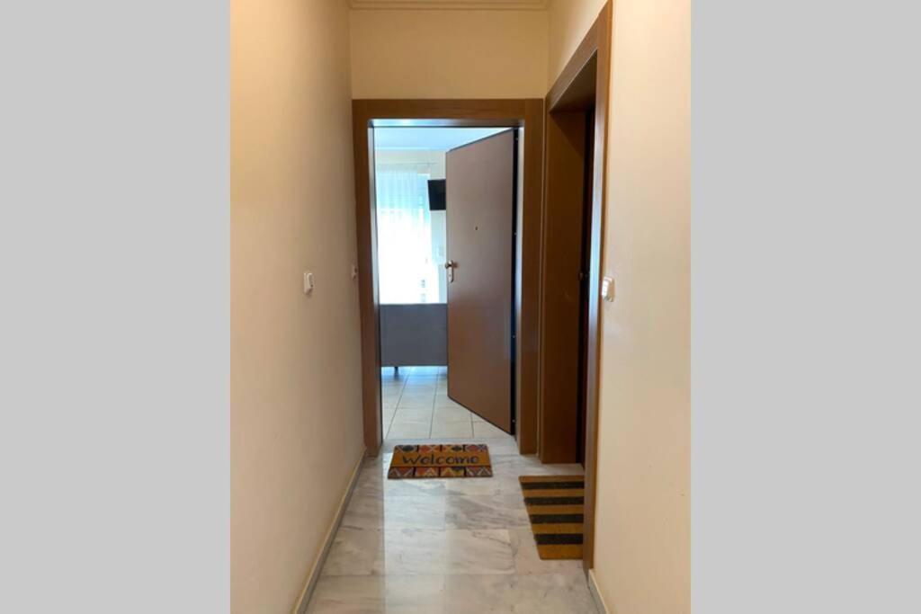 Nikitas' Apartment By The Tube Atenas Exterior foto
