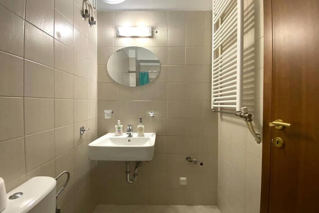 Nikitas' Apartment By The Tube Atenas Exterior foto